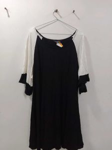 Chic Black &amp; White Raglan Dress