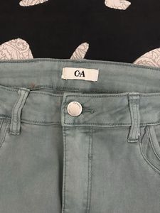 Stylish Women's Cropped Jeans