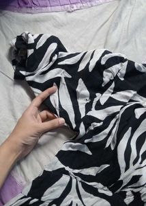 Chic Black &amp; White Leaf Print Maxi Dress