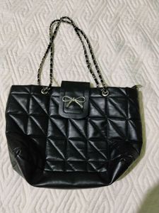 Chic Black Quilted Handbag