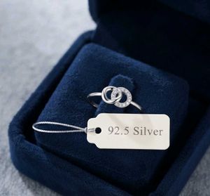 Elegant Interlocking Circle Ring