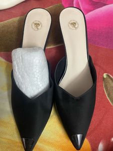 Elegant Black Pointed Toe Mules