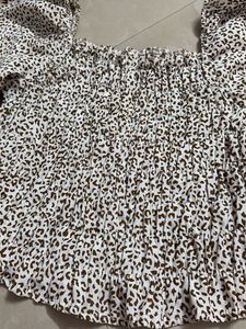 Chic Leopard Print Smocked Top