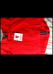Red Zip Detail topm