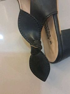 Chic Black Slingback Heels
