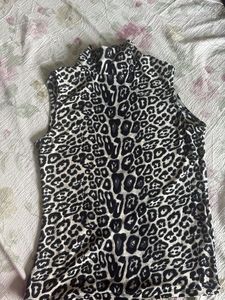 Sleeveless Leopard Print Turtleneck Top