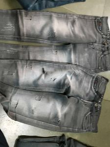 Distressed Grey Denim Jeans  6ta8 yar