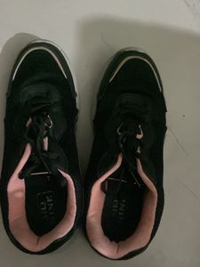 Comfortable Black &amp; Pink Sneakers