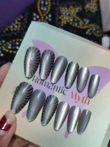 Romantic Myth cat eye Nails