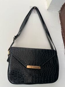 Chic Black Croc Embossed Shoulder Bag
