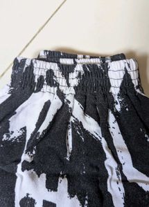 Stylish Black &amp; White Abstract Print Shorts
