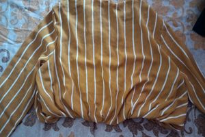 Comfortable mustard top