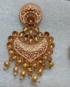 Elegant Gold Plated Kundan Jhumka Earrings