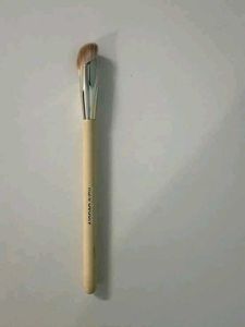 Rare Beauty concealer Brush