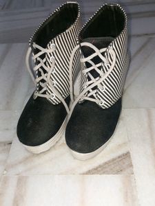 FREE DELIVERY HIGH HEELS BLACK N WHITE BOOTS