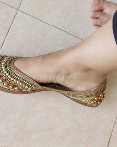Embroidered Juttis - Size uk 5