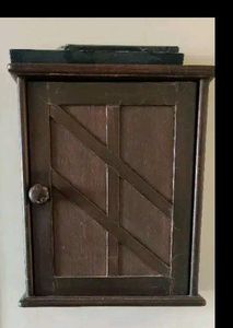 Wooden box to hold and organize keys