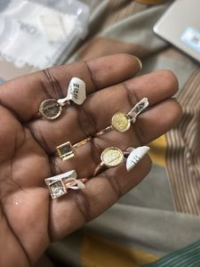 Set of 4 damaged  Fashionable Rings