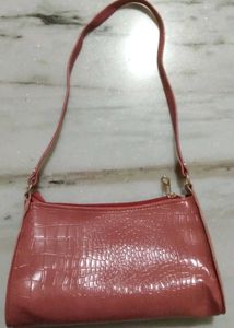 Chic Croc-Embossed Shoulder Bag