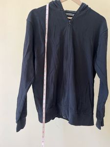 men/womwn Black Zip-Up Hoodie
