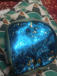 Sequence Bag In Blue Colour Changes Its Colou