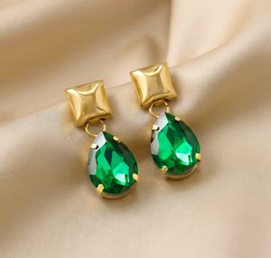 Exquisite Gold Necklace with Emerald Pendant