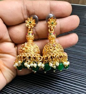 Exquisite Gold Necklace with Green Beads