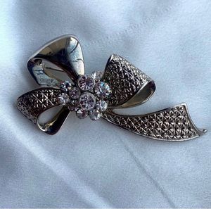 Artificial Diamond ♦️ Brooch