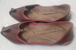 Traditional Leather Juttis - Women's size 5