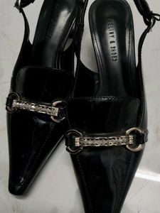 Elegant kitten heels 👠