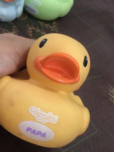Giggle brand Set of 5 Rubber Ducks - Mama, Papa, L