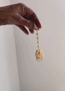 Elegant Gold Maang Tikka