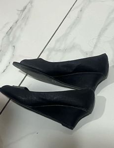 Chic Black Wedge Peep-Toe Heels