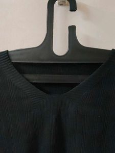 Black V-Neck Puff Sleeve Crop Top