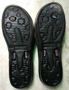 3 sets of slippers are available."