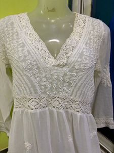 🫶🏻🤍🤍🤍*White Chikankari short kurti