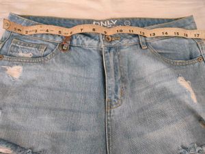 Light Wash Ripped Jeans