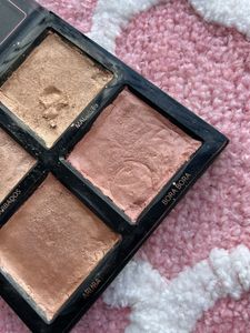 HUDA BEAUTY HIGHLIGHTER