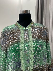 Chic Printed top with Lace Detail