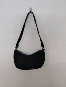 Chic Black Shoulder Bag with Bow Accent