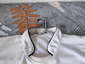White casual tshirt
