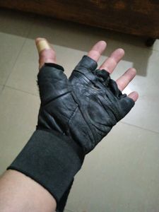 Black Two Wheeler Hand Gloves With Wrist Band
