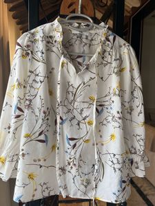 Beautiful white floral top 🌼