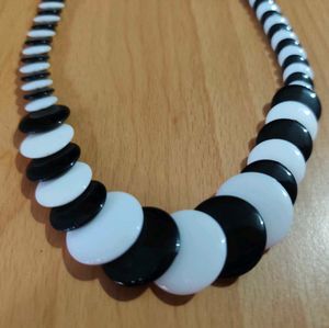 Chic Black &amp; White Disc Necklace
