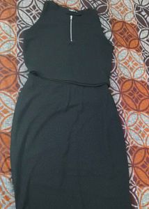 Chic Black Ribbed Mini Dress with Zipper