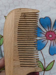 Vega Wooden Comb