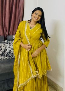 garara dupatta and round top