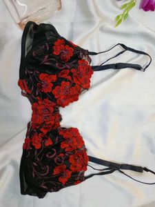 🇳🇿💫🎀Elegant Black &amp; Red Floral Lace Bra