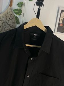 Uniqlo Classic Black Men's Button-Up Shirt