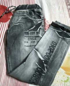 Stylish Gray Jeans with tshirt